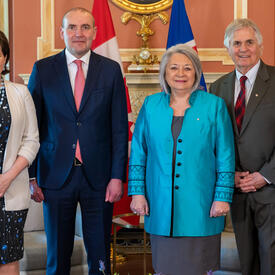 La gouverneure générale Marie Simon se tient aux côtés de M. Whit Fraser, le président islandais Guðni Th. Jóhannesson et Mme Eliza Reid à l'intérieur de Rideau Hall.