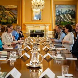 La gouverneure générale Marie Simon et le président islandais Guðni Th. Jóhannesson assis à une table pendant la discussion table ronde
