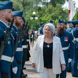 La gouverneure générale Marie Simon inspecte une garde d'honneur militaire