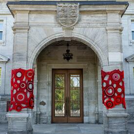 L'art au crochet de l'artiste métisse Tracey-Mae Chambers est accroché à la porte cochère de Rideau Hall