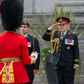 La gouverneure générale Marie Simon salue le commandant de la Garde de cérémonie. Elle porte un uniforme de l'armée des Forces armées canadiennes.