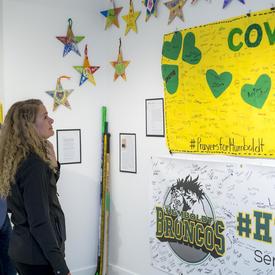 À son arrivée, elle a visité l’exposition commémorative consacrée aux Broncos de Humboldt, où elle a pu constater toute l’ampleur du soutien que la communauté a reçu après le tragique accident du 6 avril 2018.