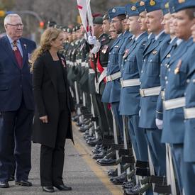 Elle a eu droit à des honneurs militaires comprenant une garde d’honneur, le salut vice-royal et une salve de 21 coups de canon des membres de la 3e Division du Canada et de la Force opérationnelle interarmées (Ouest) ainsi que du 10e Régiment d’artilleri