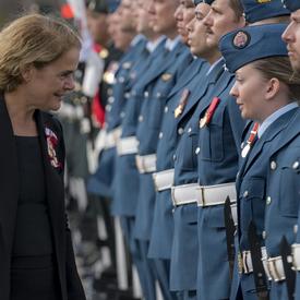 Durant la revue de garde, la gouverneure générale s’est arrêtée à quelques reprises pour remercier les membres des Forces armées canadiennes pour leur service.