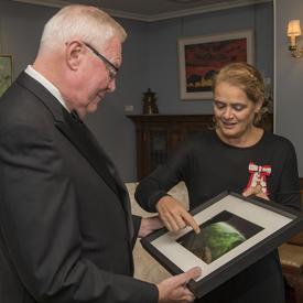 En soirée, la gouverneure générale s’est entretenue avec Son Honneur l’honorable W. Thomas Molloy, lieutenant-gouverneur de la Saskatchewan, à sa résidence officielle, où elle lui a remis une photo de la province de la Saskatchewan prise de l’espace. 