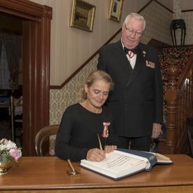 Après la présentation, elle a signé le livre d’or du lieutenant-gouverneur. 