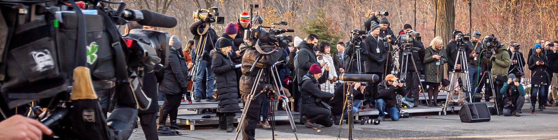 Les médias s'installent à l'extérieur de Rideau Hall.