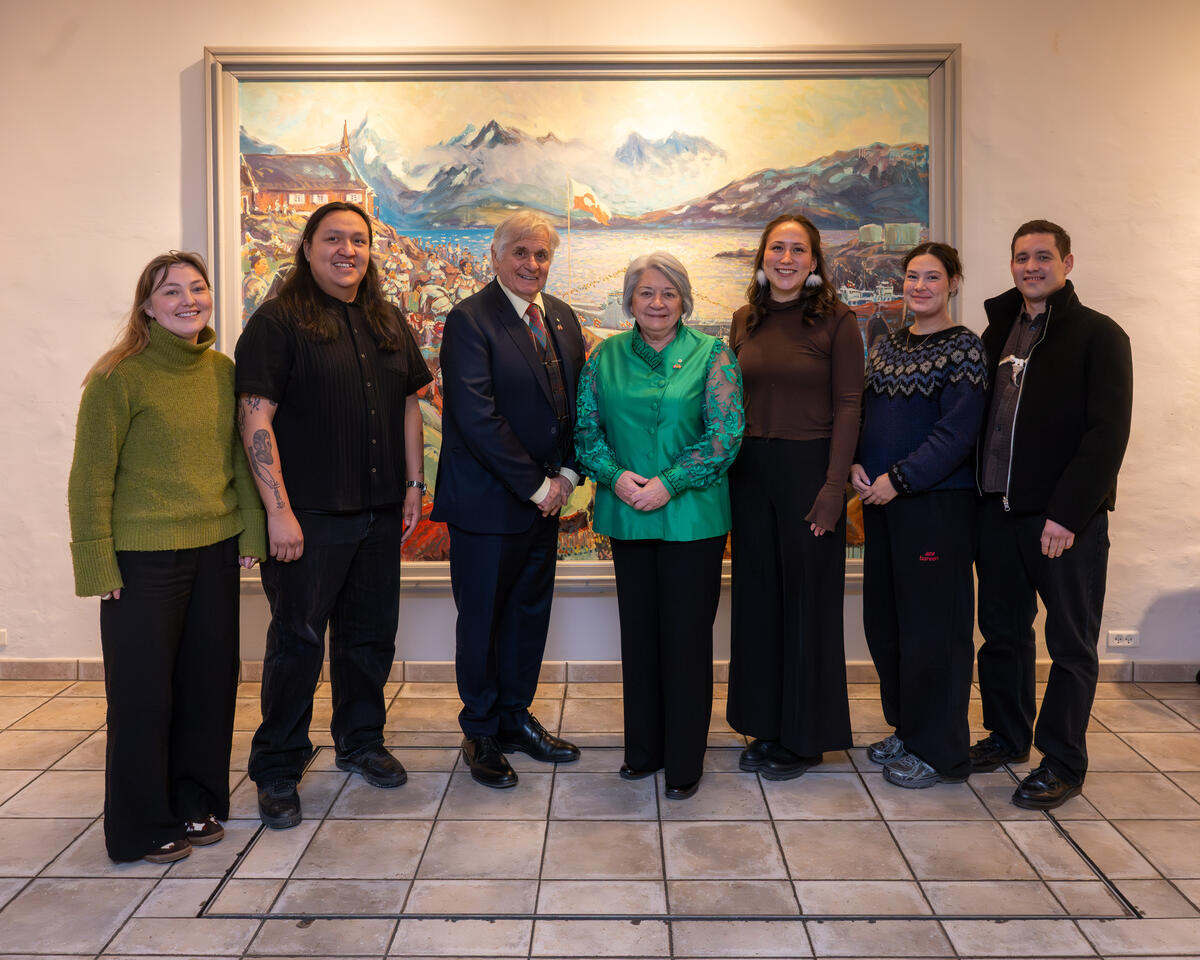 La gouverneure générale Mary Simon et M. Whit Fraser en compagnie de jeunes membres d'Avalak, l'organisation nationale des étudiants groenlandais au Danemark.