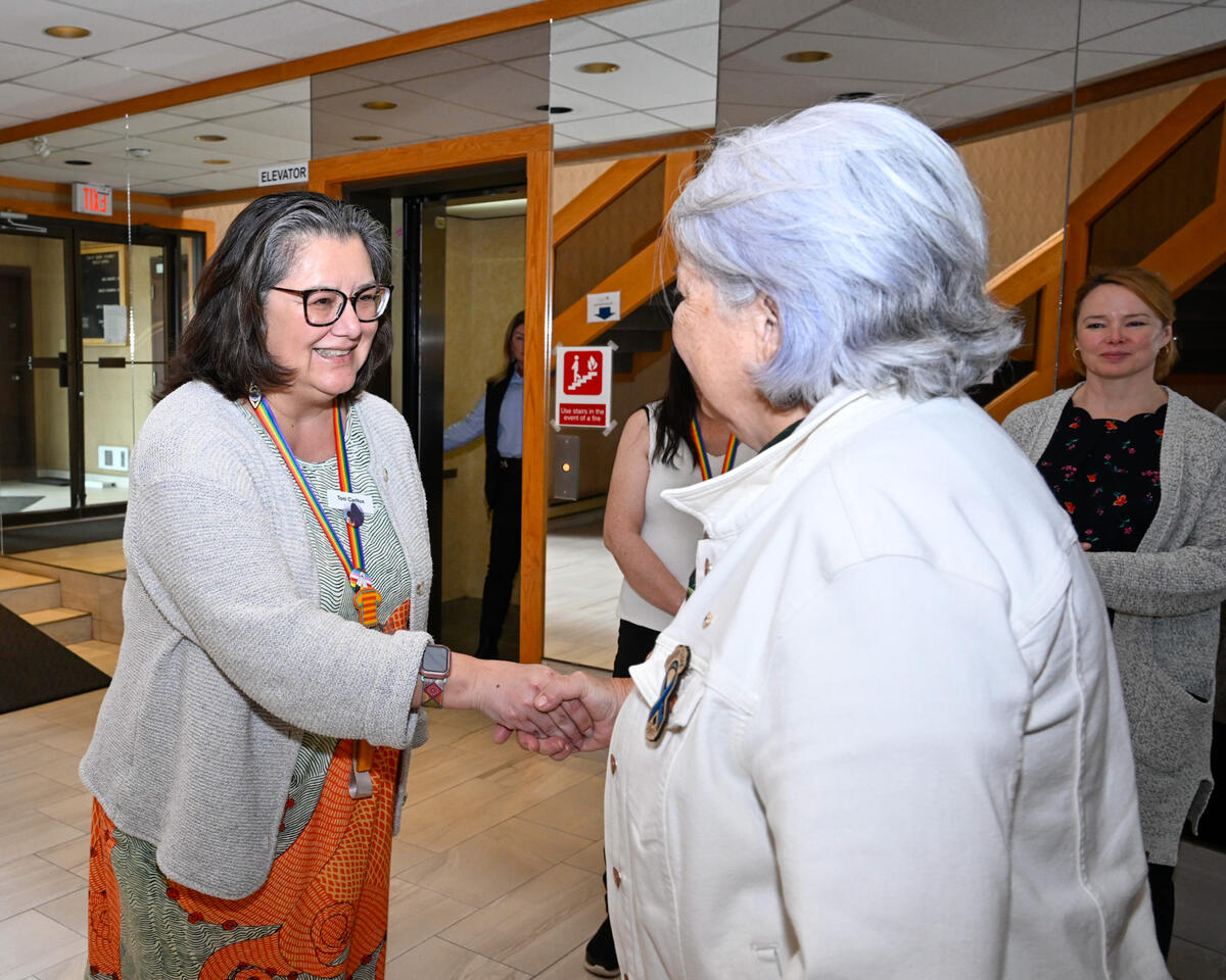Governor General Mary Simon shaking a woman's hand. Her name tag reads 'Toni Carlton'.