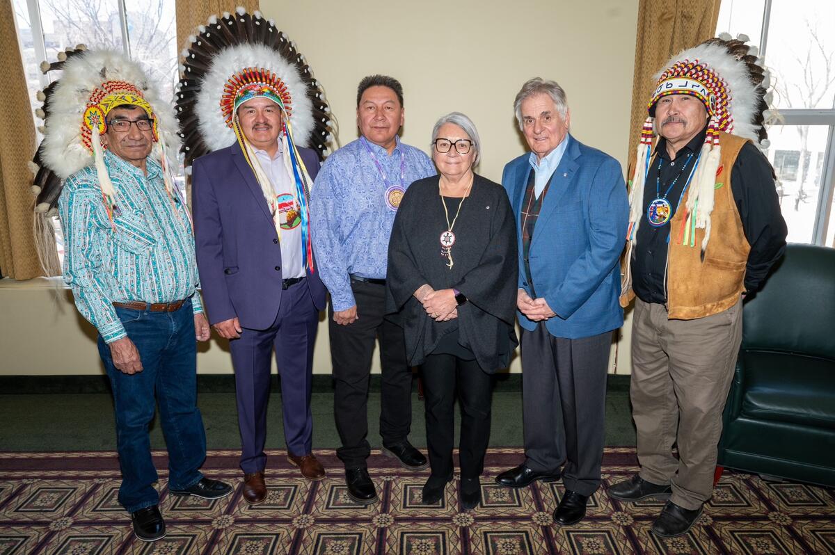 La gouverneure générale Simon à côté du chef de la Federation of Sovereign Indigenous Nations, le grand chef Brian Hardlotte, le chef Henry Lewis et le chef Michael Starr.