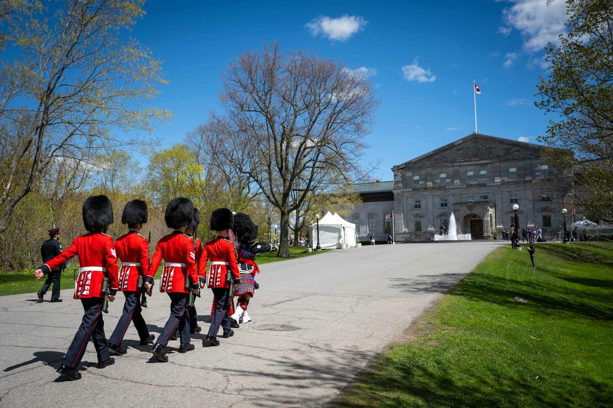 Des membres des Governor General Foot Guards effectuent la relève de la garde lors du couronnement de Rideau Hall à Ottawa.