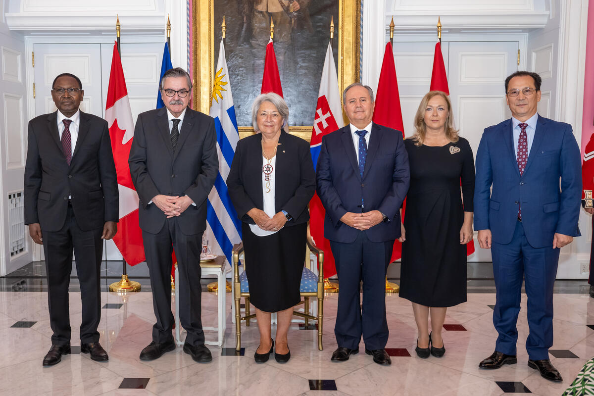 La gouverneure générale Mary Simon aux côtés des nouveaux chefs de mission