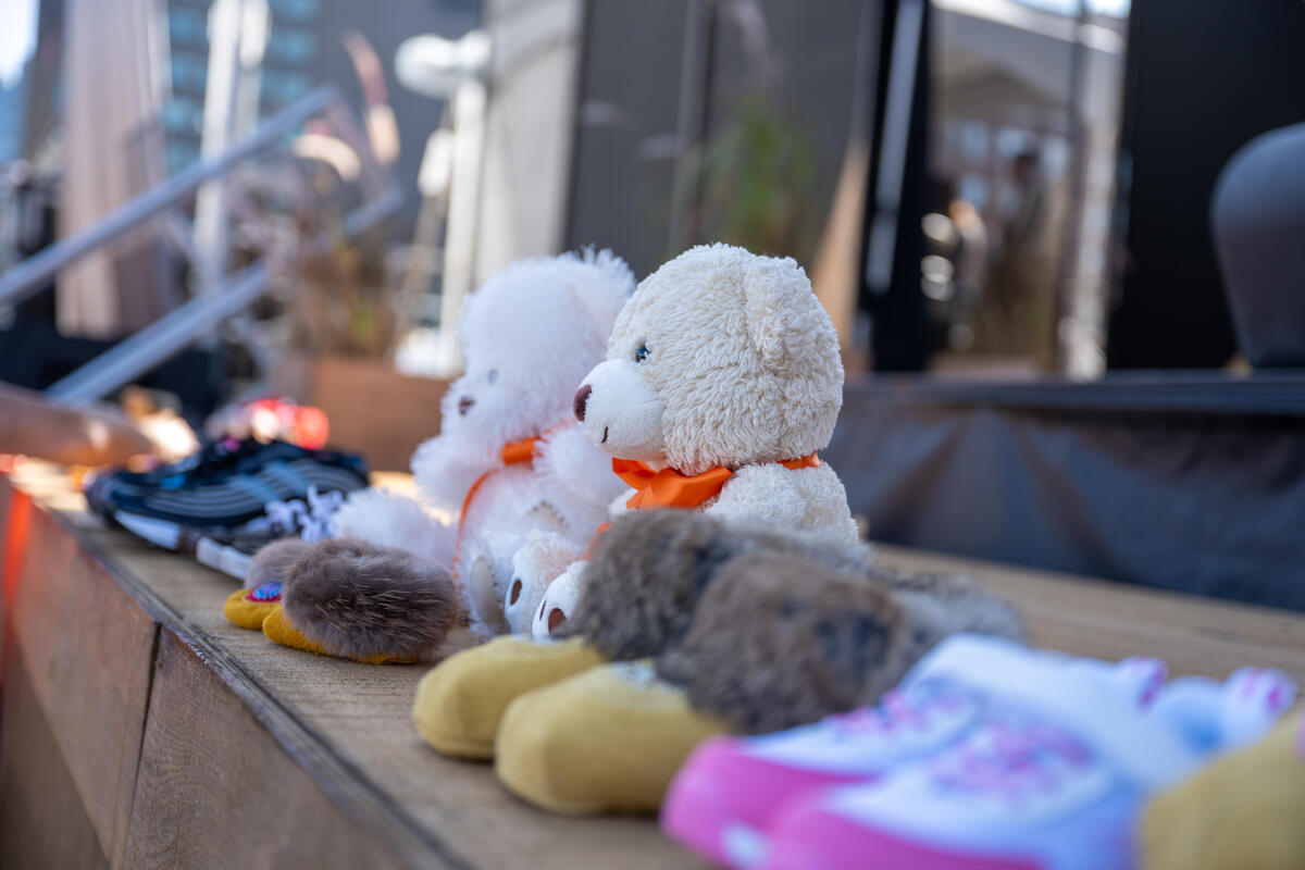 Ours et mocassins déposés en souvenir des enfants