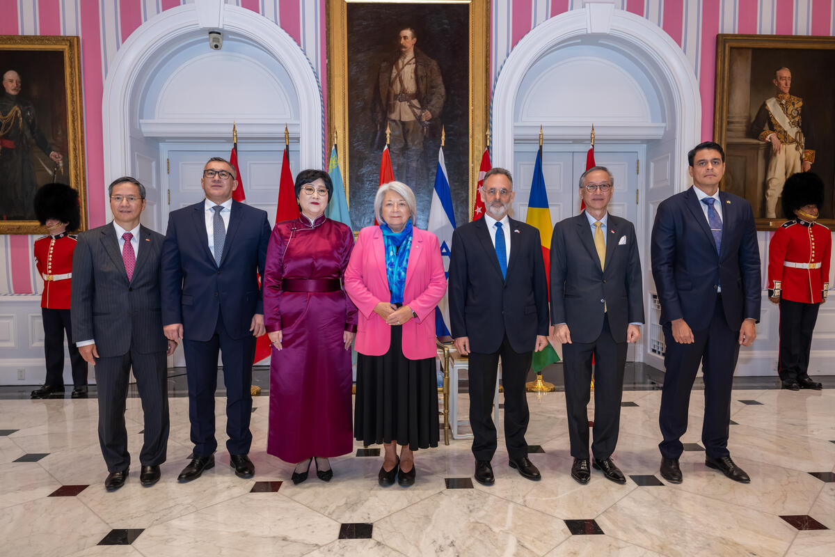 La gouverneure générale Mary Simon aux côtés des nouveaux chefs de mission