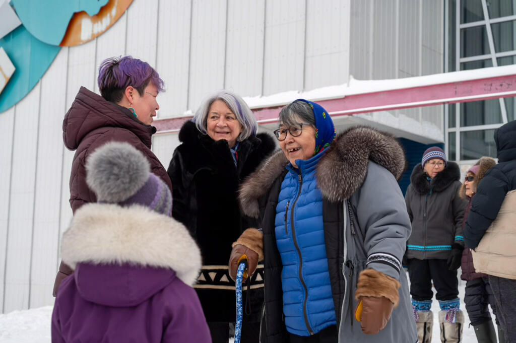 La gouverneure générale Mary Simon arrive à l'aéroport et est accueillie par les habitants