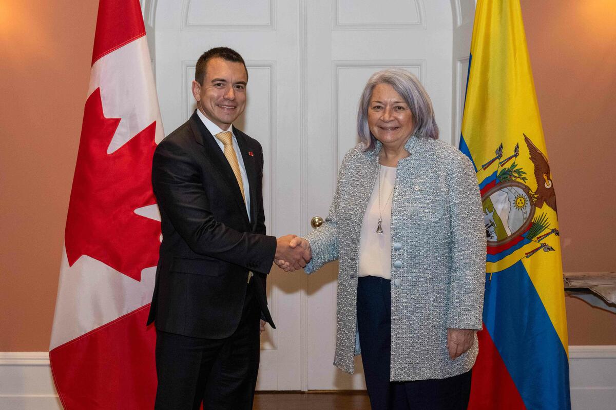 Governor General Mary Simon shakes hands with His Excellency Daniel Noboa Azín, President of the Republic of Ecuador