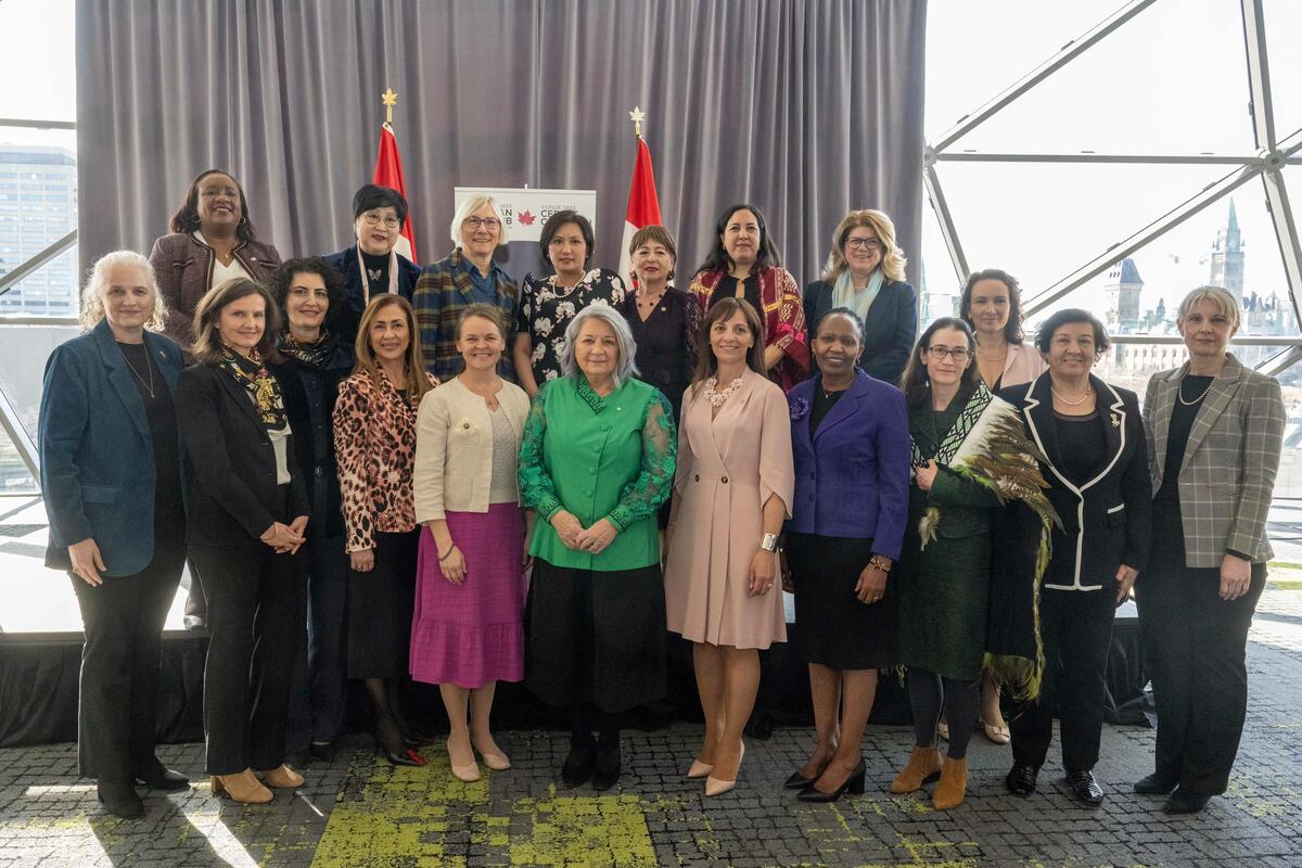 La gouverneure générale Mary Simon aux côtés du personnel et des organisateurs de l'événement