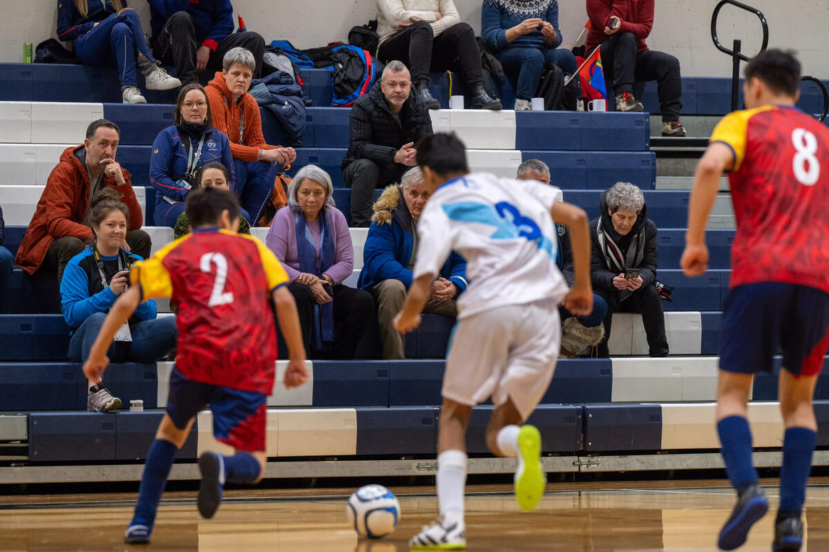 La gouverneure générale Mary Simon regarde un match de soccer