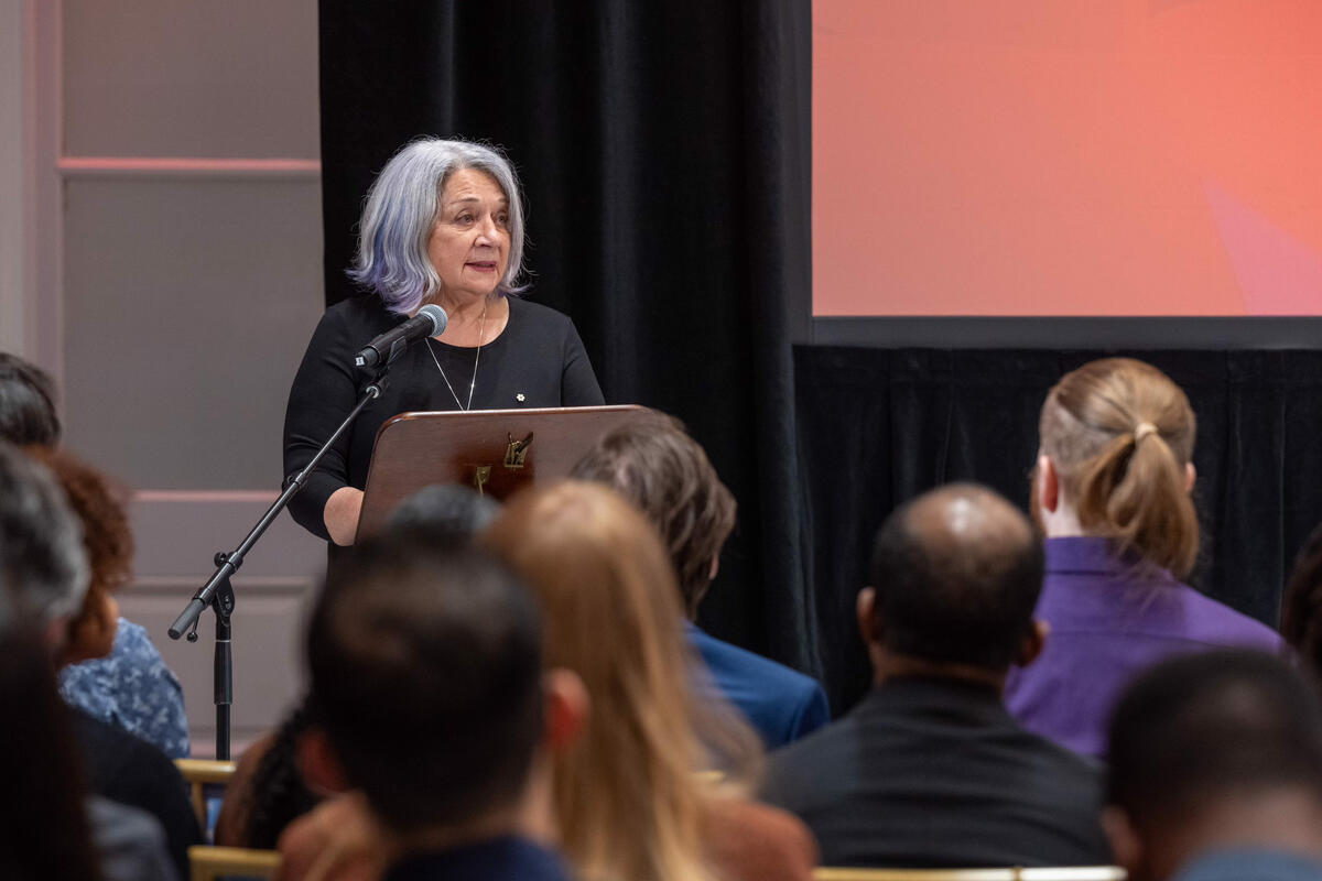 La gouverneure générale Mary Simon prononce son discours devant la foule avant la première projection