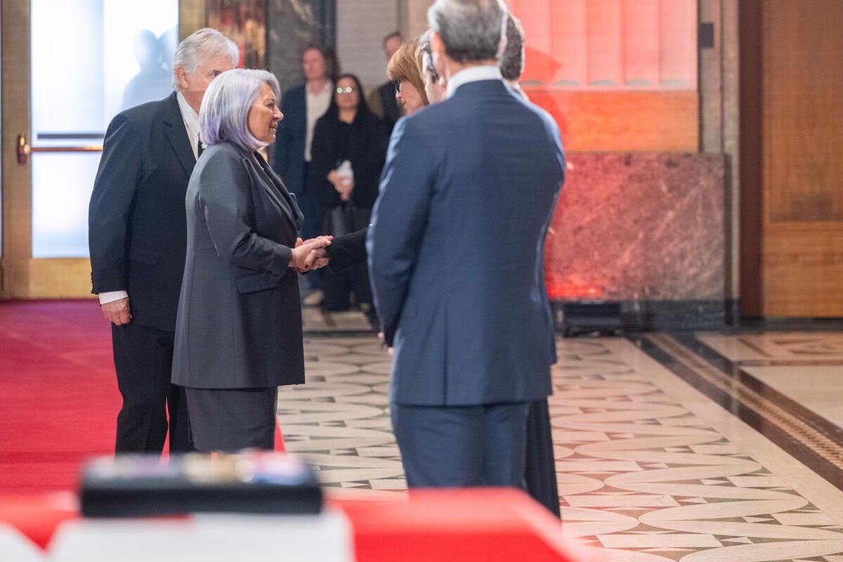 La gouverneure générale Mary Simon et M. Whit Fraser présentent leurs condoléances à la famille