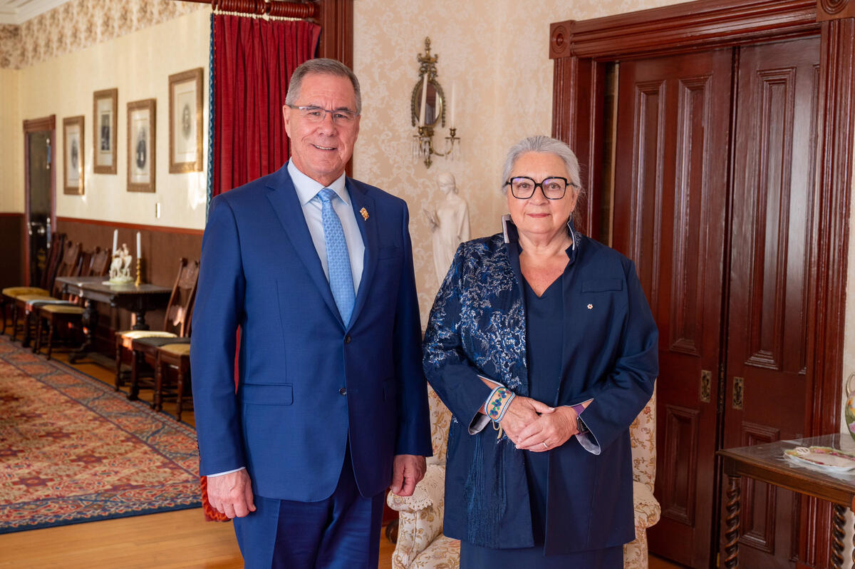 La gouverneure générale Mary Simon aux côtés de Son Honneur l'honorable Russ Mirasty, lieutenant-gouverneur de la Saskatchewan