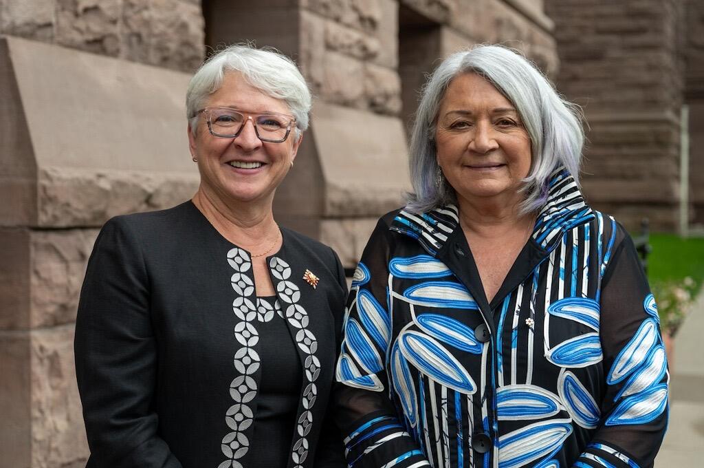 La gouverneure générale Mary Simon à côté d'Edith Dumont, lieutenante-gouverneure de l'Ontario. Elles sont debout à l'extérieur.