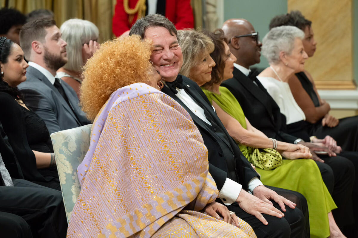 Measha Brueggergosman-Lee s'appuie sur l'épaule de Ronnie Burkett dans la salle de bal de Rideau Hall