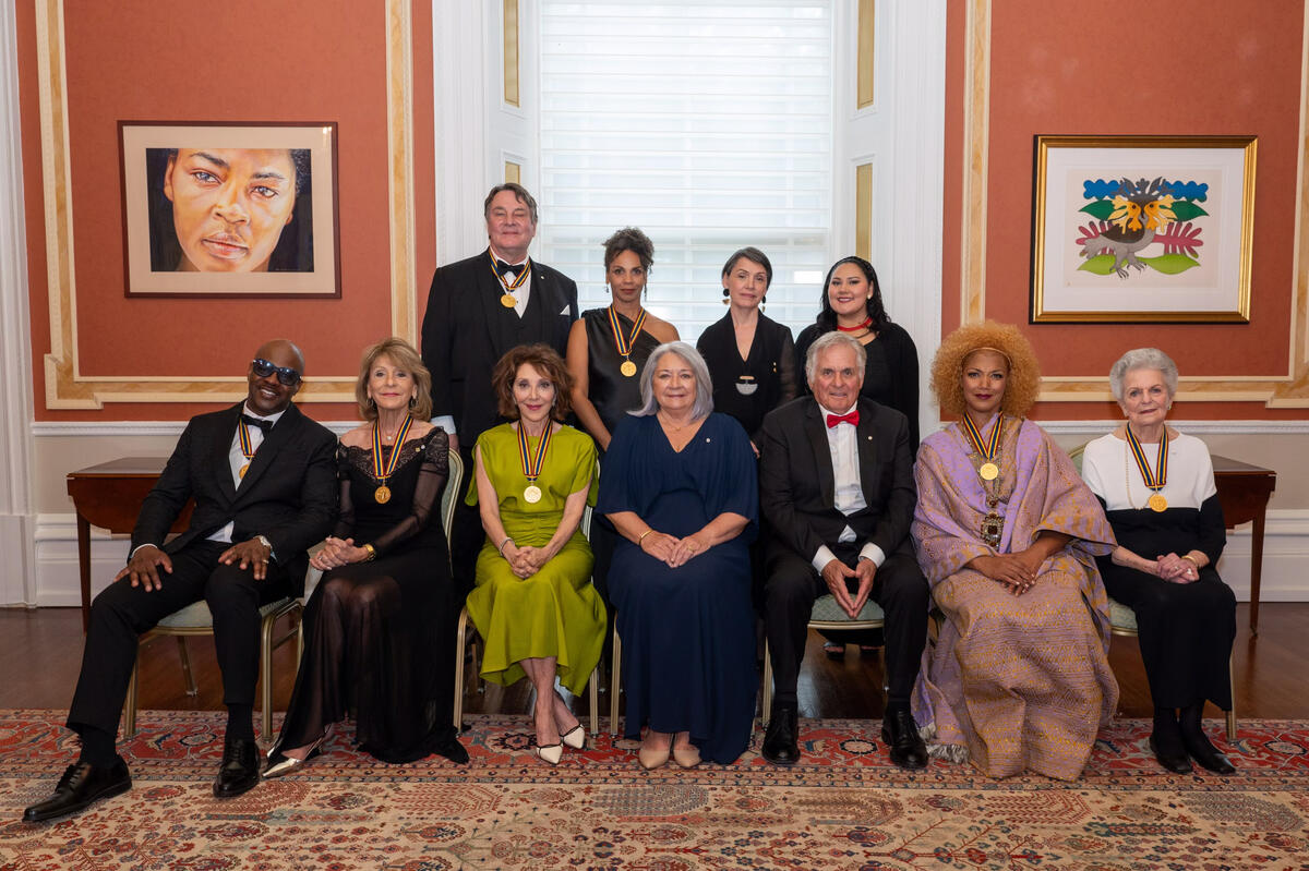 La gouverneure générale Mary Simon s'assoit avec les lauréats pour une photo de groupe dans le grand salon de Rideau Hall.