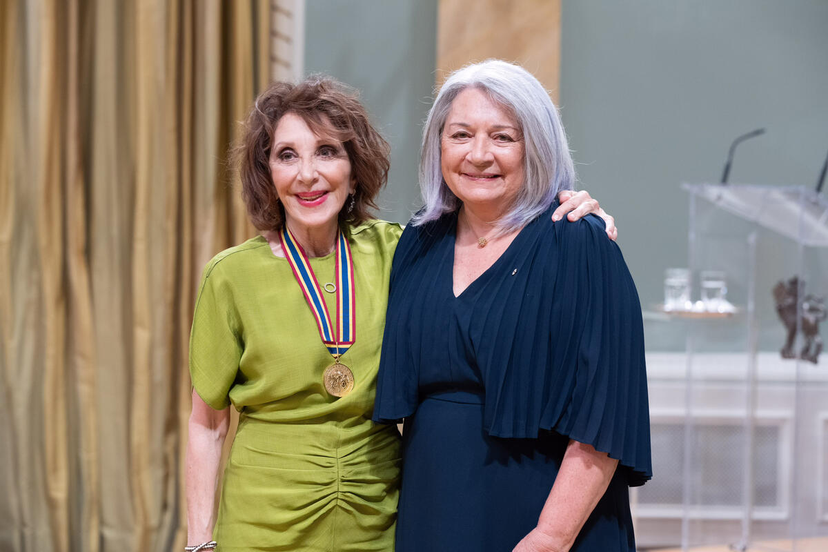 La gouverneure générale Mary Simon aux côtés d'Andrea Martin après lui avoir remis les PGGAA dans la salle de bal de Rideau Hall
