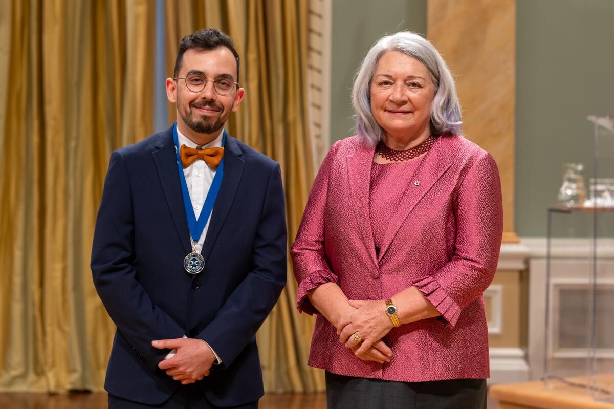 La gouverneure générale Mary Simon se tient à côté d’un homme. Ils posent une photo.