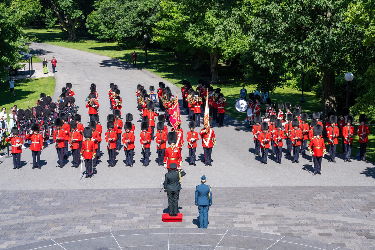 Vue aérienne de la garde d'honneur prise depuis le toit de la résidence de Rideau Hall.