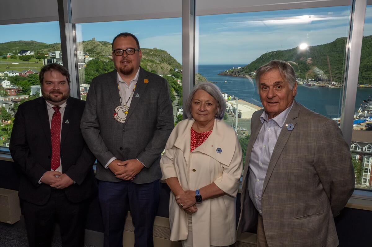 La gouverneure générale Simon et M. Whit Fraser posant pour une photo avec Chef de la Première nation de Miawpukek, Brad Benoit, et un autre homme.