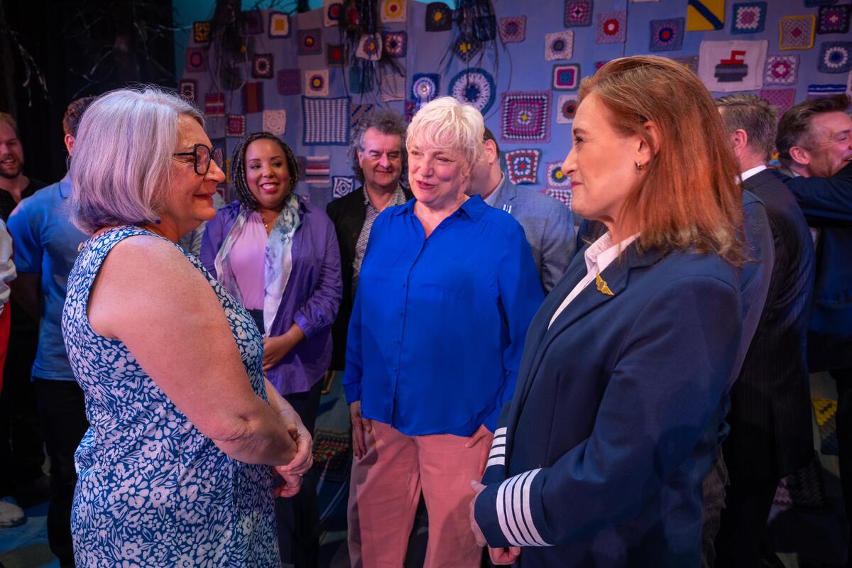 La gouverneure générale Mary Simon parle à un groupe de personnes.