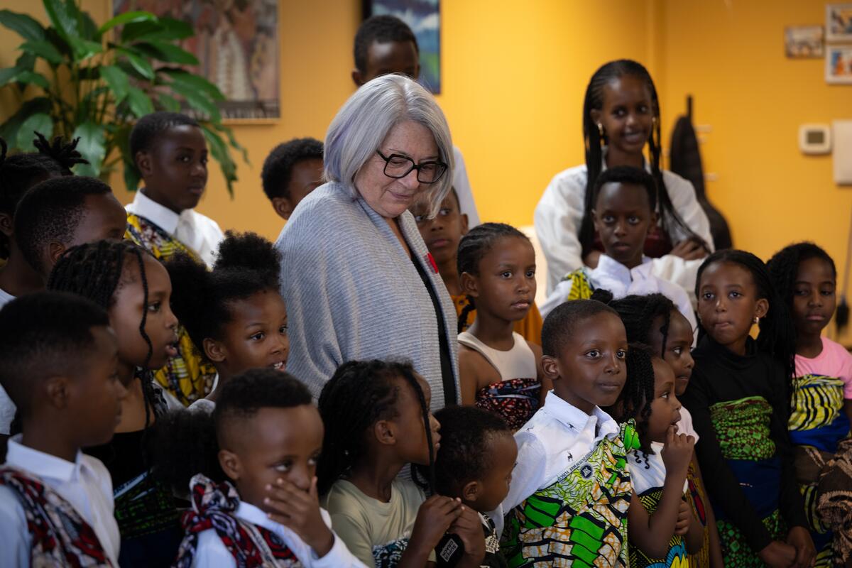 La gouverneure générale Mary Simon se tient parmi un groupe d'enfants.