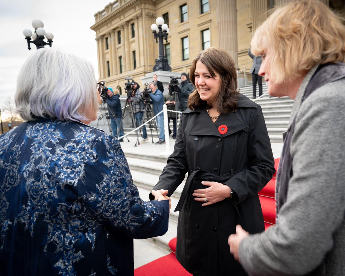 La gouverneure générale Mary Simon et la première ministre de l’Alberta, Danielle Smith, se serrent la main.