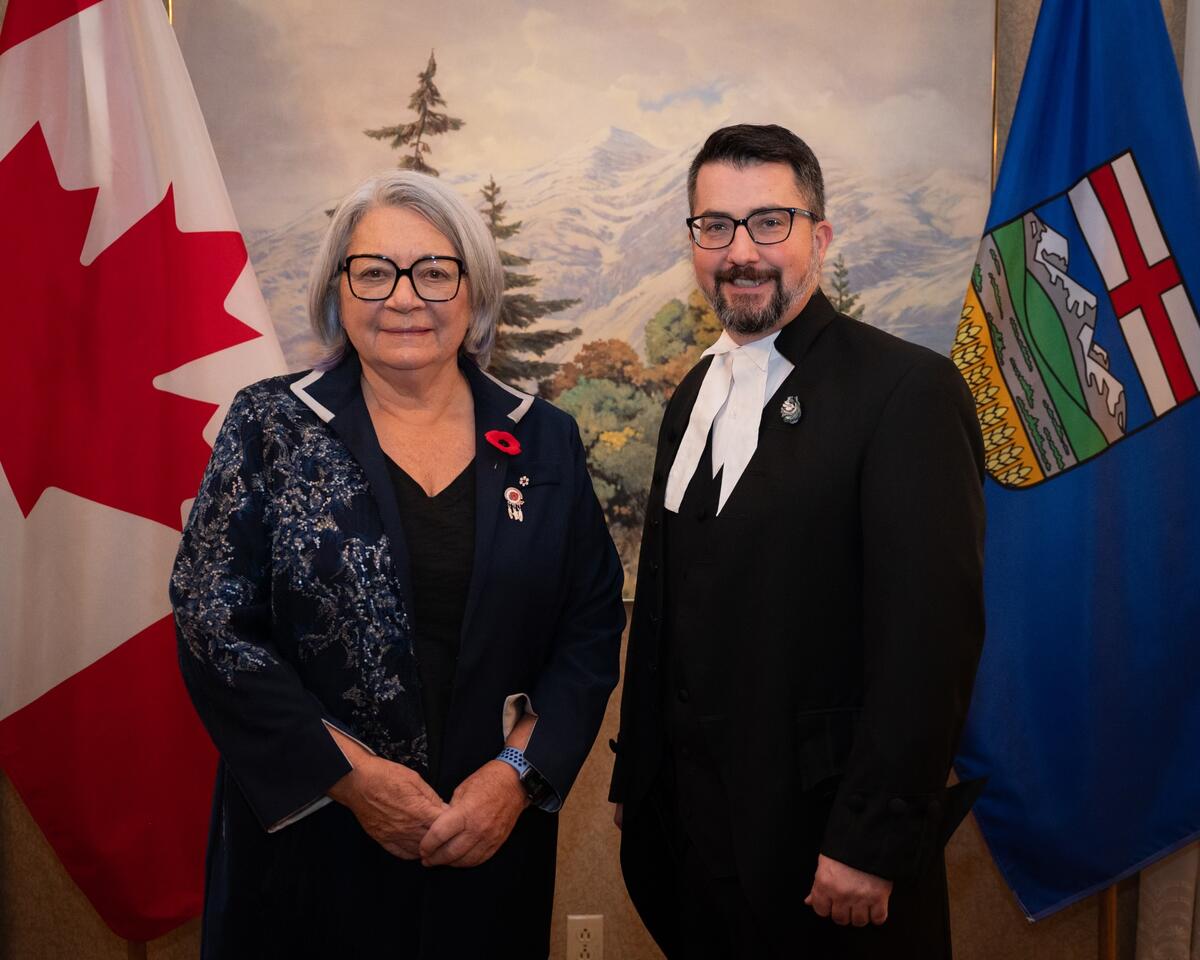 La gouverneure générale Mary Simon et l'honorable Nathan Cooper, président de l'Assemblée législative de l'Alberta, se tiennent côte à côte.