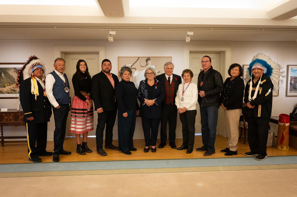 Photo de groupe avec la gouverneure générale Mary Simon.