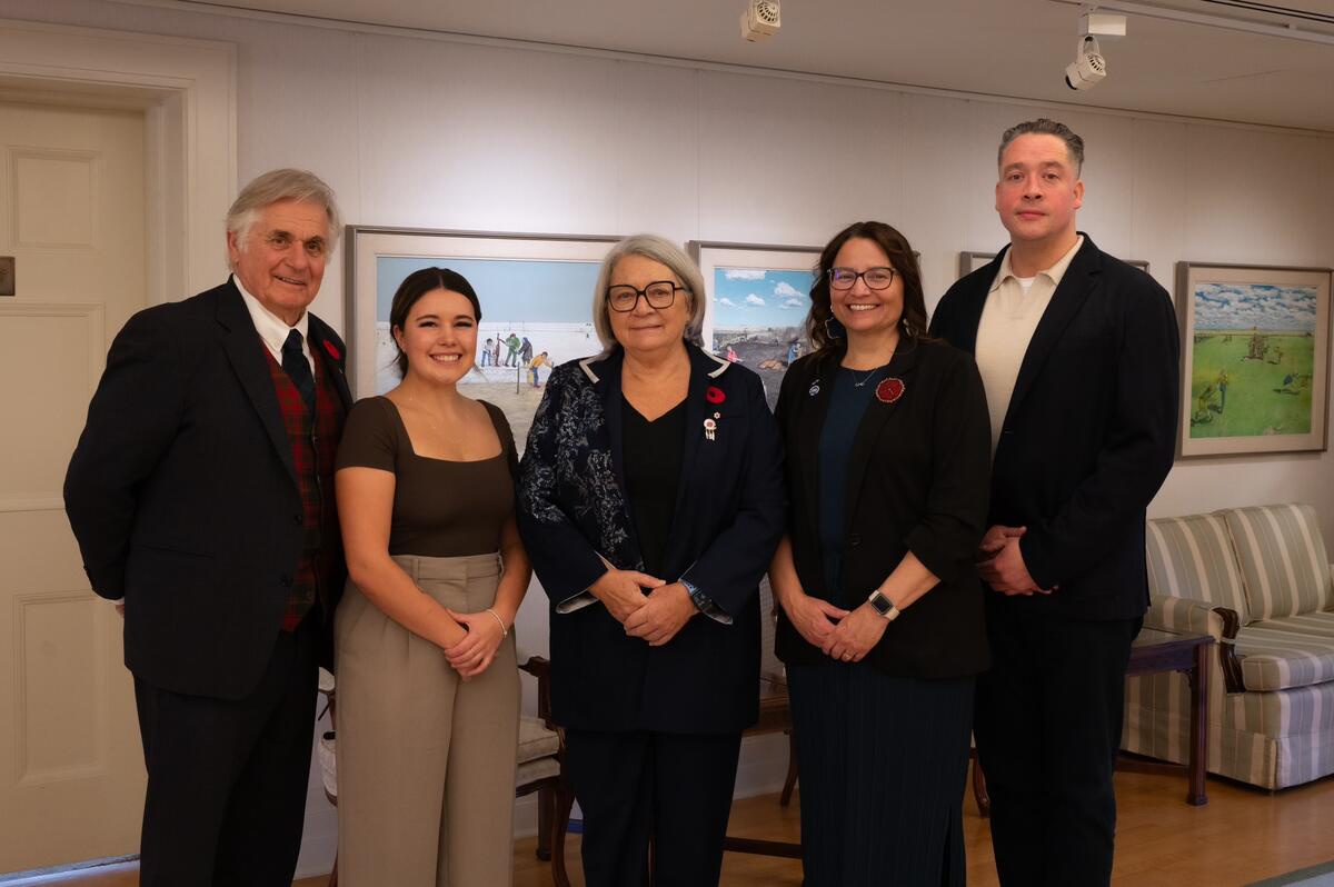 Photo de groupe avec la gouverneure générale Mary Simon.