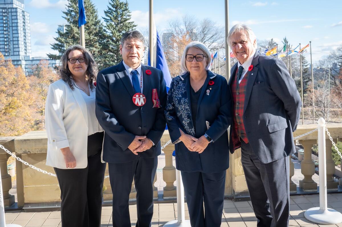 Photo de groupe avec la gouverneure générale Mary Simon.