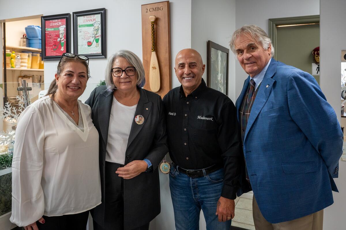 Leurs Excellences posant avec deux personnes pour une photo.