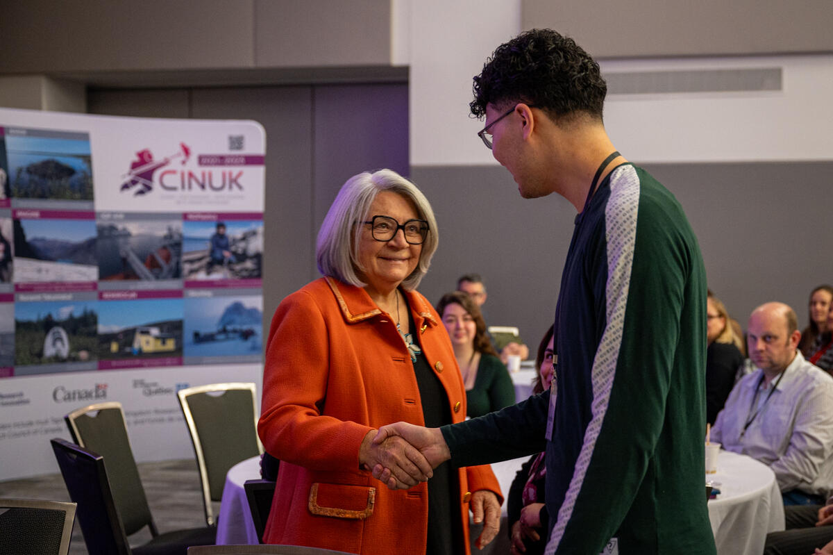 La gouverneure générale Mary Simon serrant la main d'une personne.