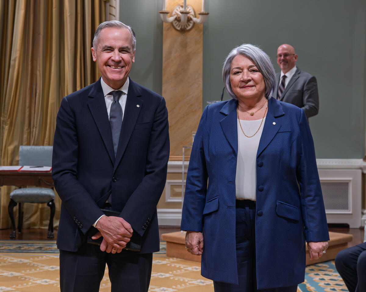 La gouverneure générale Mary Simon à côté du Premier ministre Mark Carney.