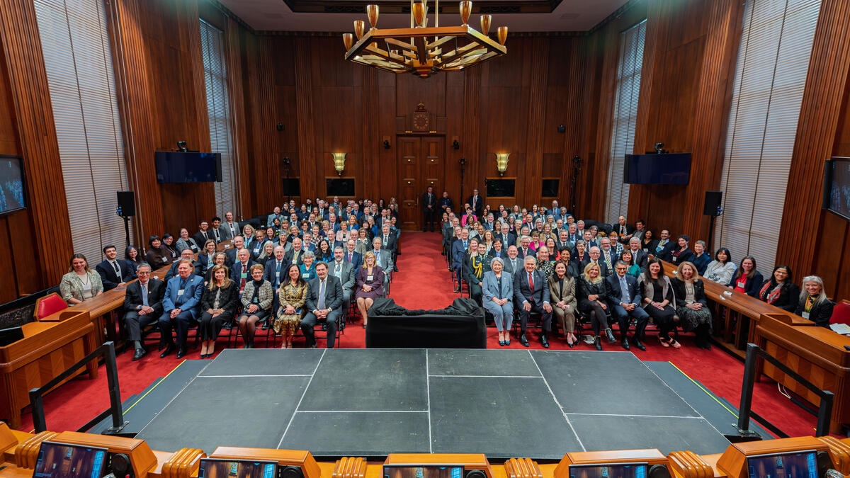 Photo de groupe des participants au Symposium de la Cour suprême, y compris Leurs Excellences.