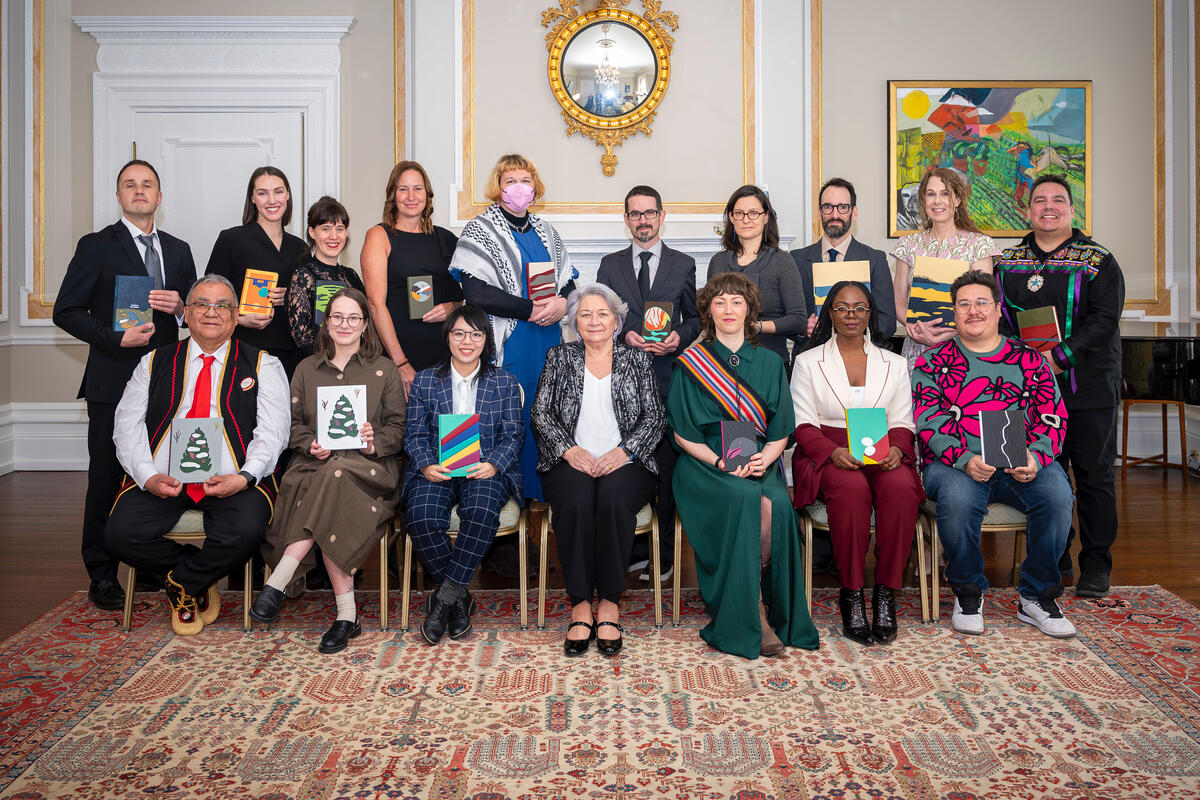 Photo de groupe de la gouverneure générale Mary Simon avec les lauréats des prix littéraires.
