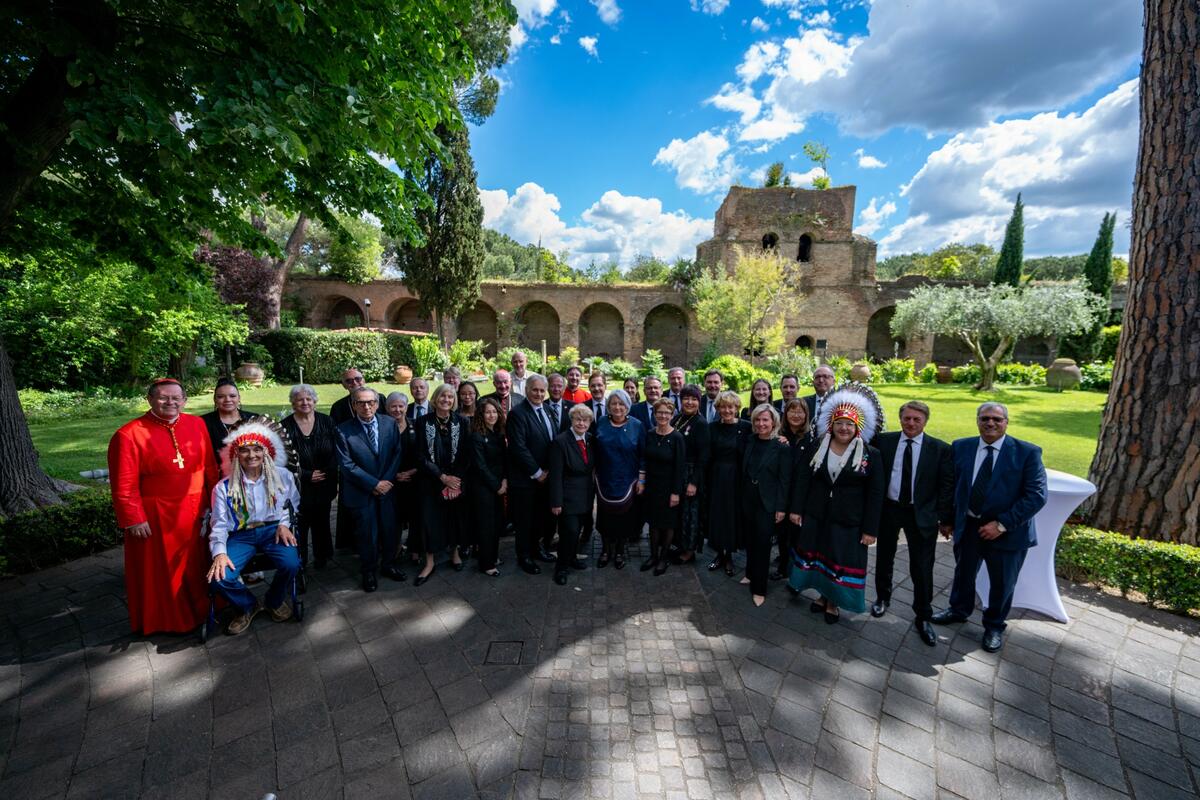 Une photo de groupe de la délégation canadienne aux funérailles du pape François.
