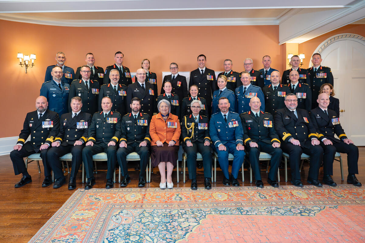 Photo de groupe de la gouverneure générale Mary Simon avec les officiers généraux et officiers généraux nouvellement nommés