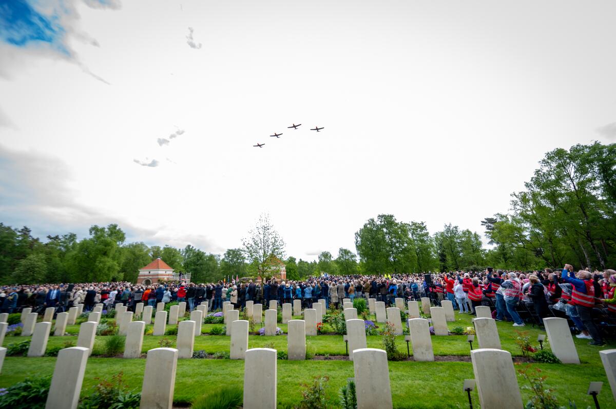 Le cimetière de guerre canadien de Holten lors d'une cérémonie pour le 80e anniversaire de la libération des Pays-Bas. 