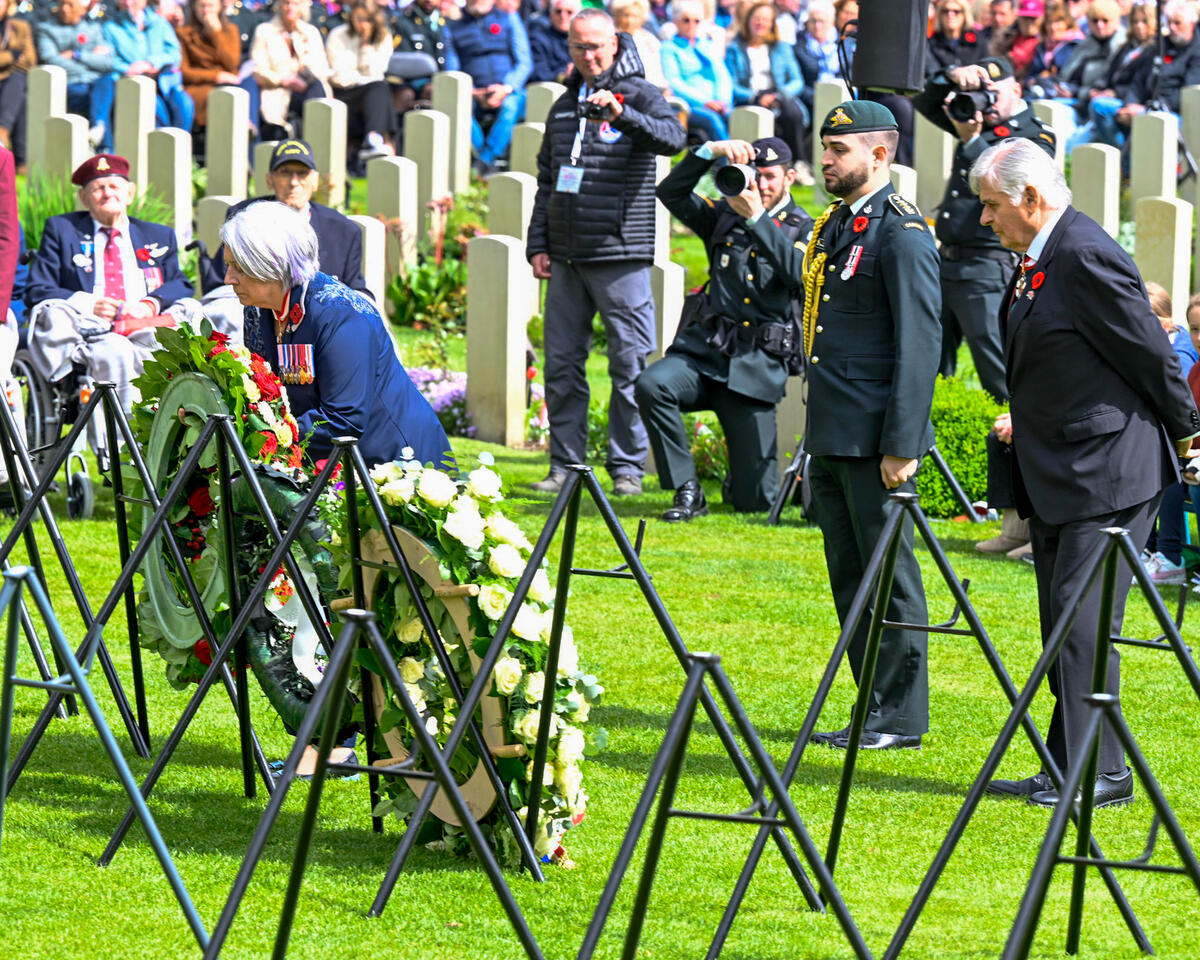 La Gouverneure générale Mary Simon dépose une couronne au Cimetière de guerre canadien de Holten.