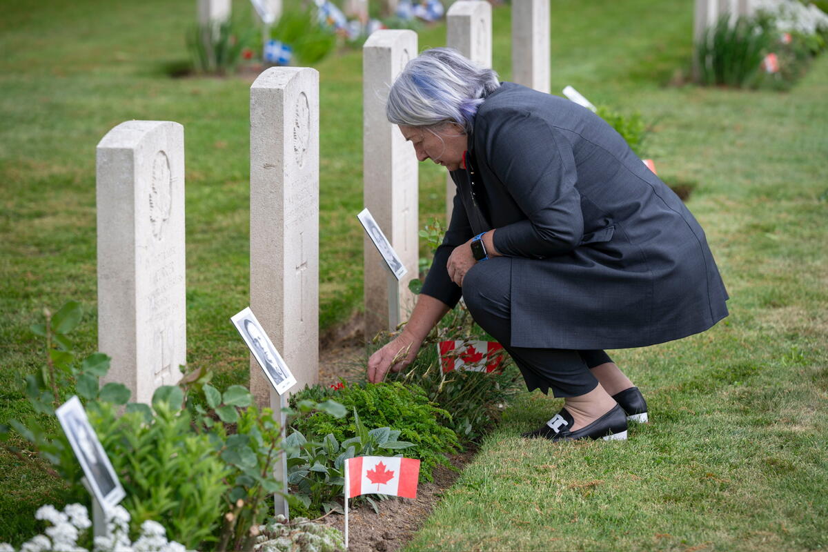 La gouverneure générale à un cimetière de guerre canadien.
