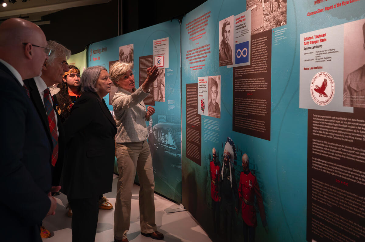 La gouverneure générale Mary Simon regarde une installation au Musée de la libération.  